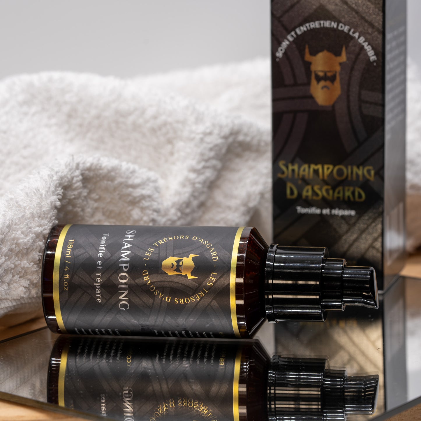 le shampoing barbe d'asgard posé au sol sur une vitre