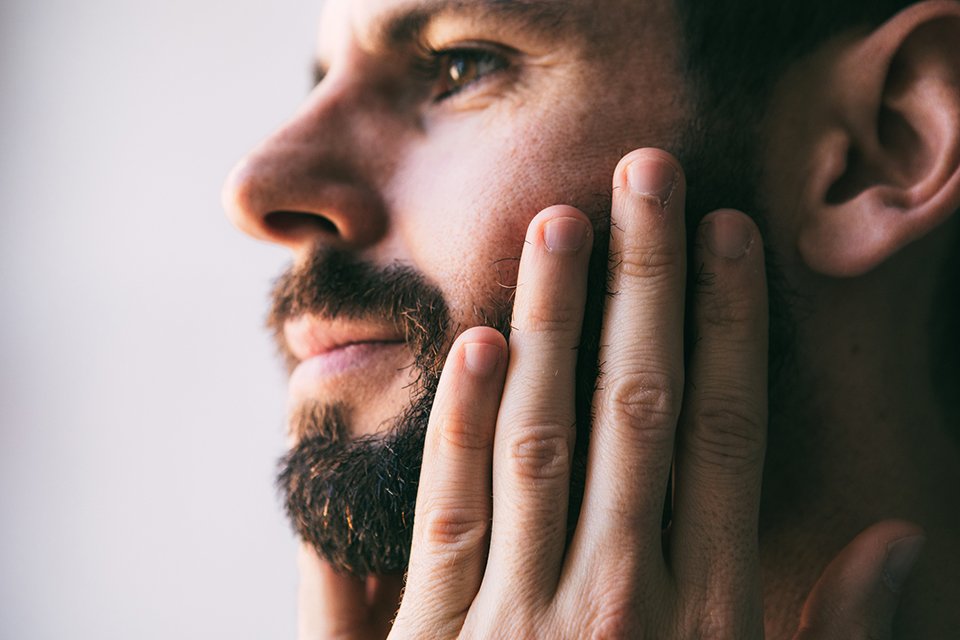 Comprendre le Rôle de l'ADN dans Votre Pilosité : L'Hérédité et la Barbe