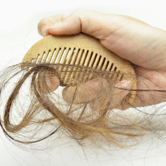 Quelles sont les causes principales de la chute de cheveux et comment les traiter ?