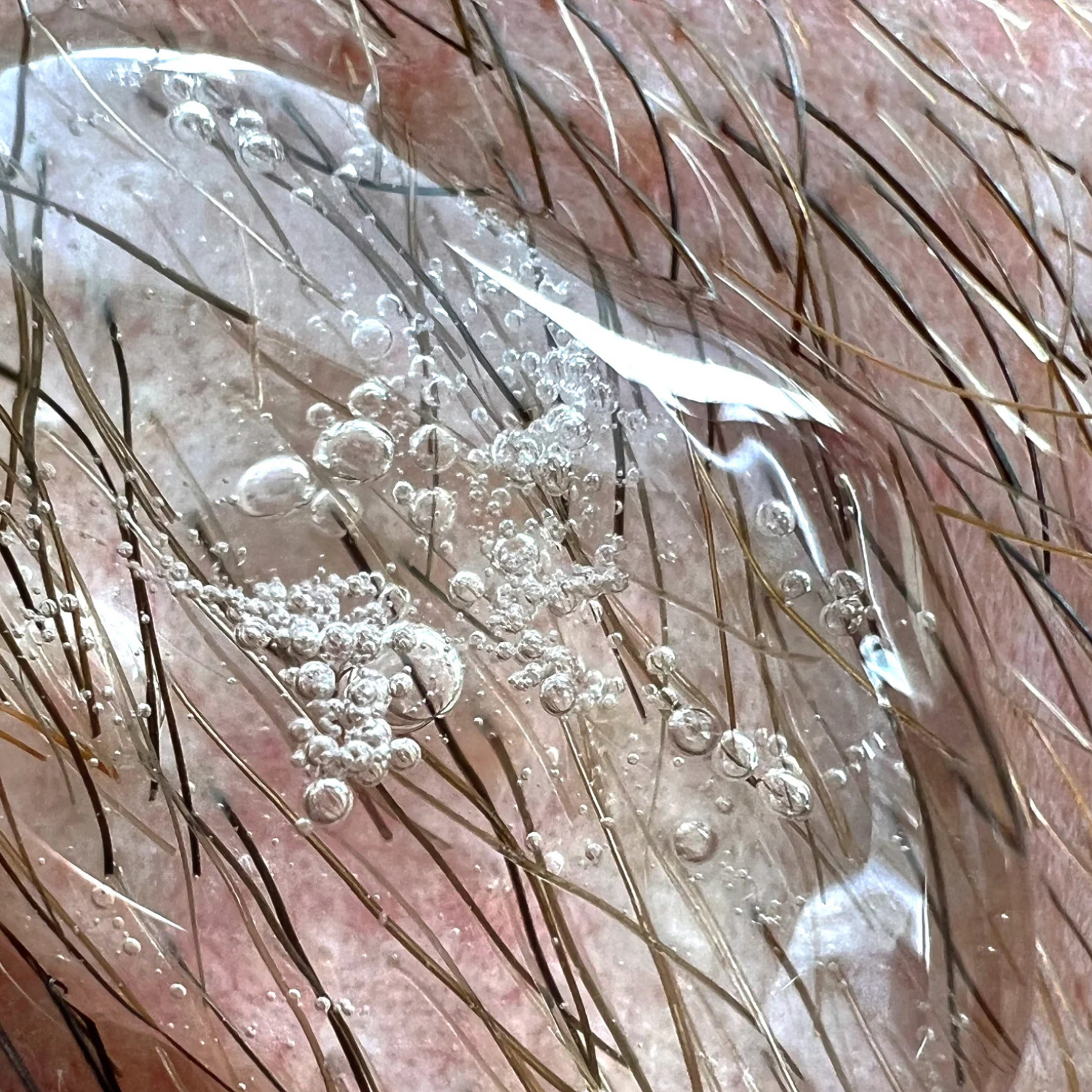 texture fluide et légère du sérum activator de MaxBarber sur la barbe