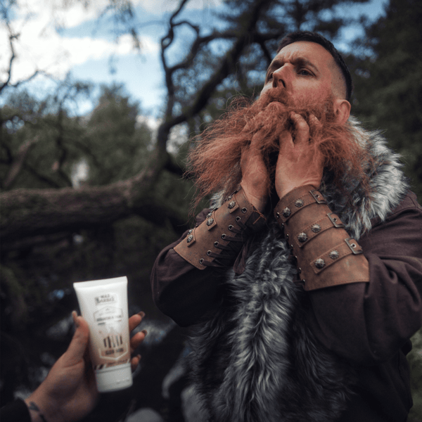 un viking mets le gel volva de max-barber sur sa grosse barbe