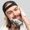 homme barbu utilisant le shampoing d'asgard de max-barber sur sa barbe