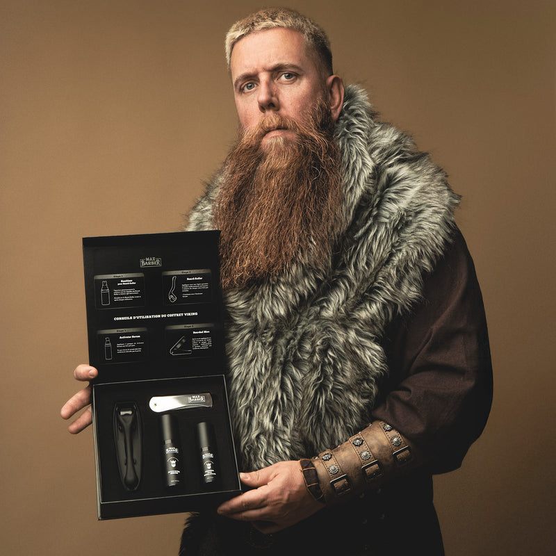 Homme tenant le Coffret Viking Max Barber