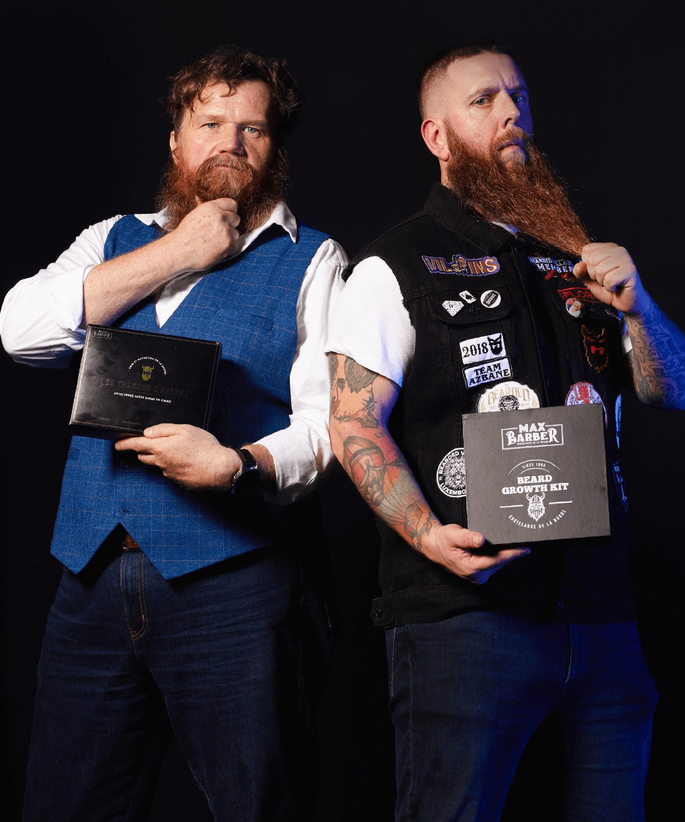 deux hommes barbus tiennent les deux coffret de chez max-barber